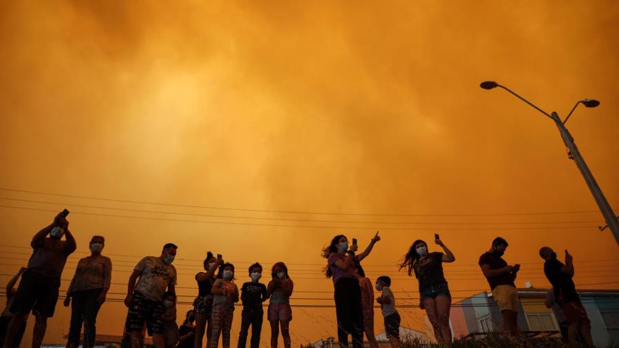 Ordenan evacuar a 25.000 chilenos por incendio forestal