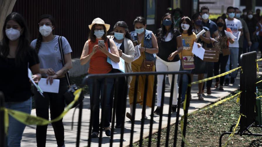 México vacuna a maestros contra COVID para reabrir escuelas