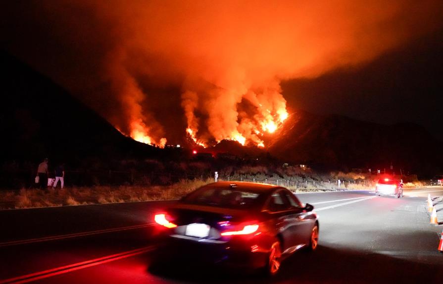 Ola de calor complica combate a incendio en California