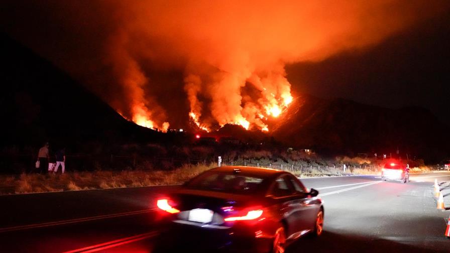 Ola de calor complica combate a incendio en California