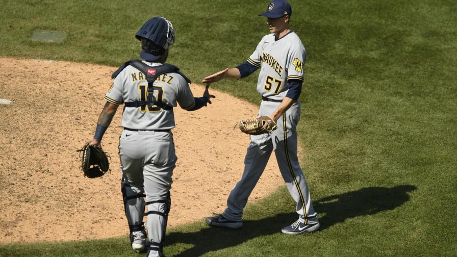 Yelich y Smoak aportan jonrones a victoria de Cerveceros