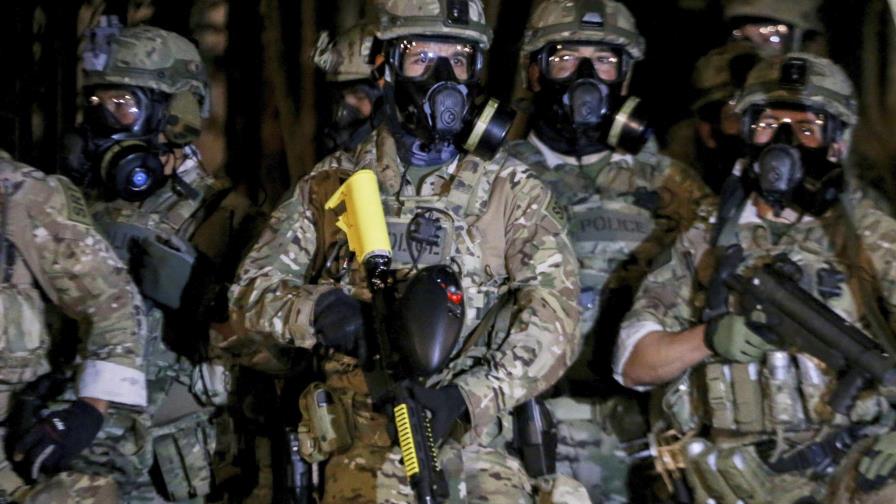 Edificio policial incendiado en medio de protesta en Oregon