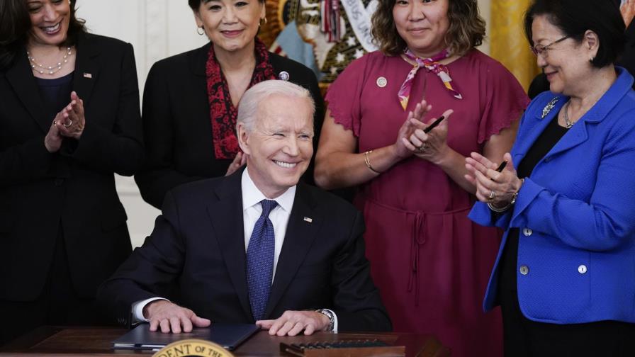 Biden firma ley contra crímenes de odio hacia asiáticos