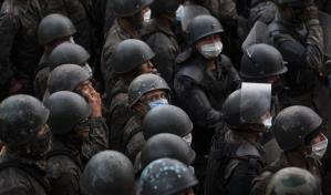 Fuerzas de Guatemala rocían gas lacrimógeno a migrantes