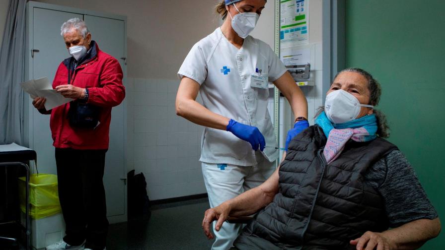 La vacunación por sí sola no detendría el coronavirus, advierte un estudio