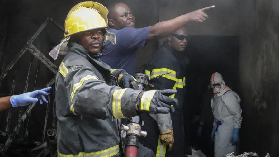 Mueren 26 personas tras desplomarse avión en el Congo Mueren 26 personas tras desplomarse avión en el Congo