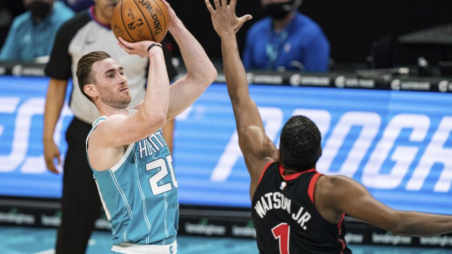 Ball logra 23 puntos y Hornets se imponen 114-104 a Raptors