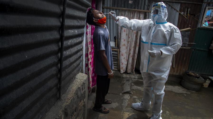 India: suben los decesos por COVID-19, caen los contagios