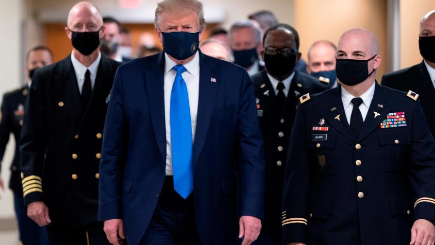Trump aparece por primera vez en público con mascarilla