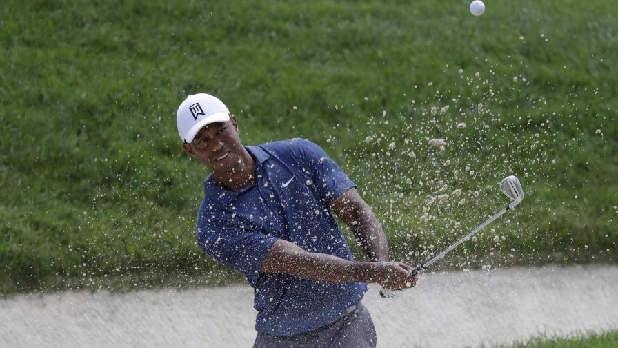 Con gran cierre, Woods pasa el corte en el Memorial
