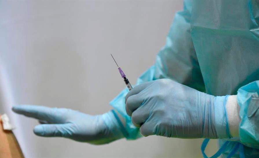 Berlín suspende la vacunación con AstraZeneca a los menores de 60 años