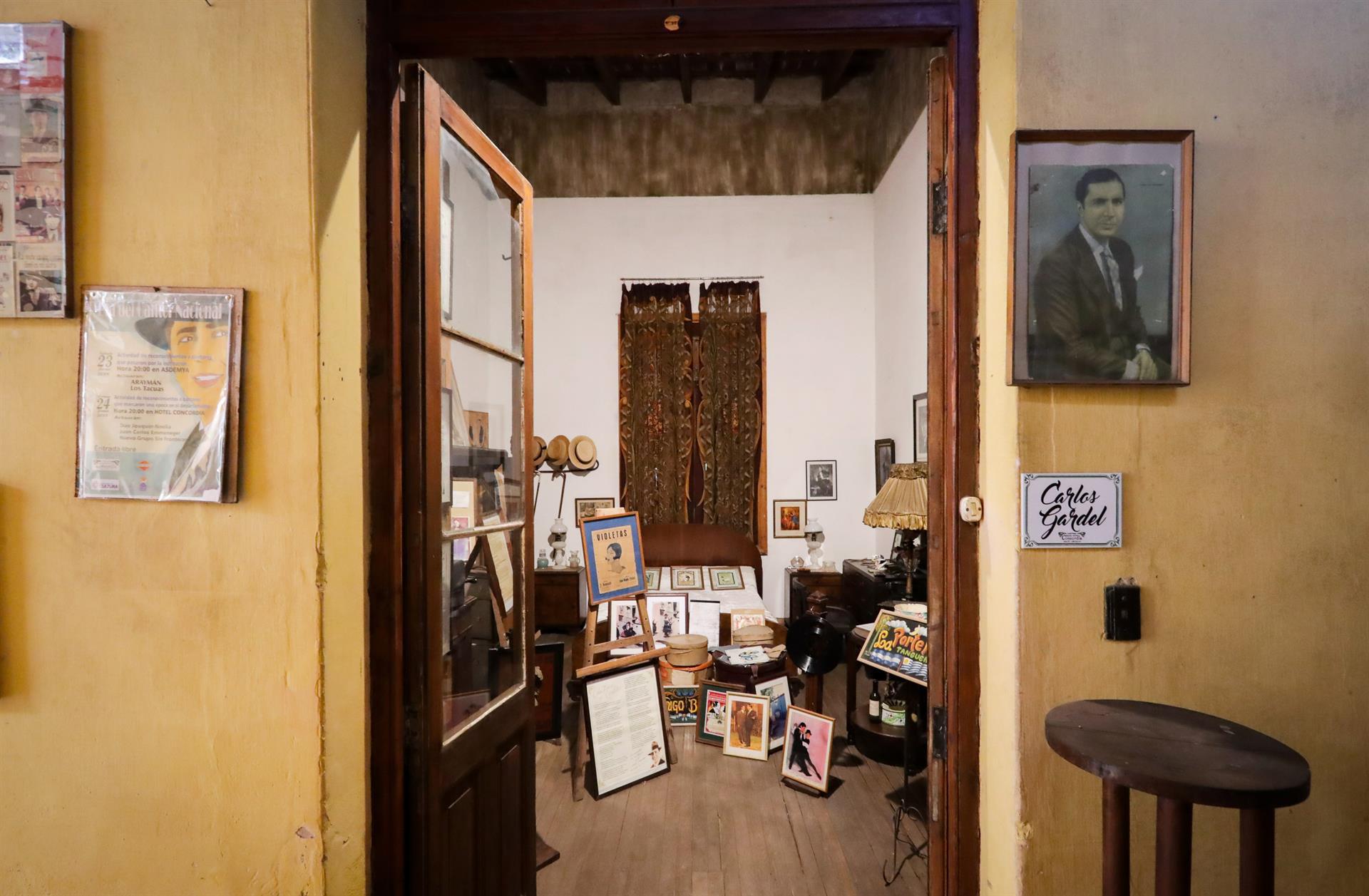 Todo sirve para recordar a Carlos Gardel, cuyo nombre está en la entrada de este cuarto que ya no recibe más huéspedes. EFE