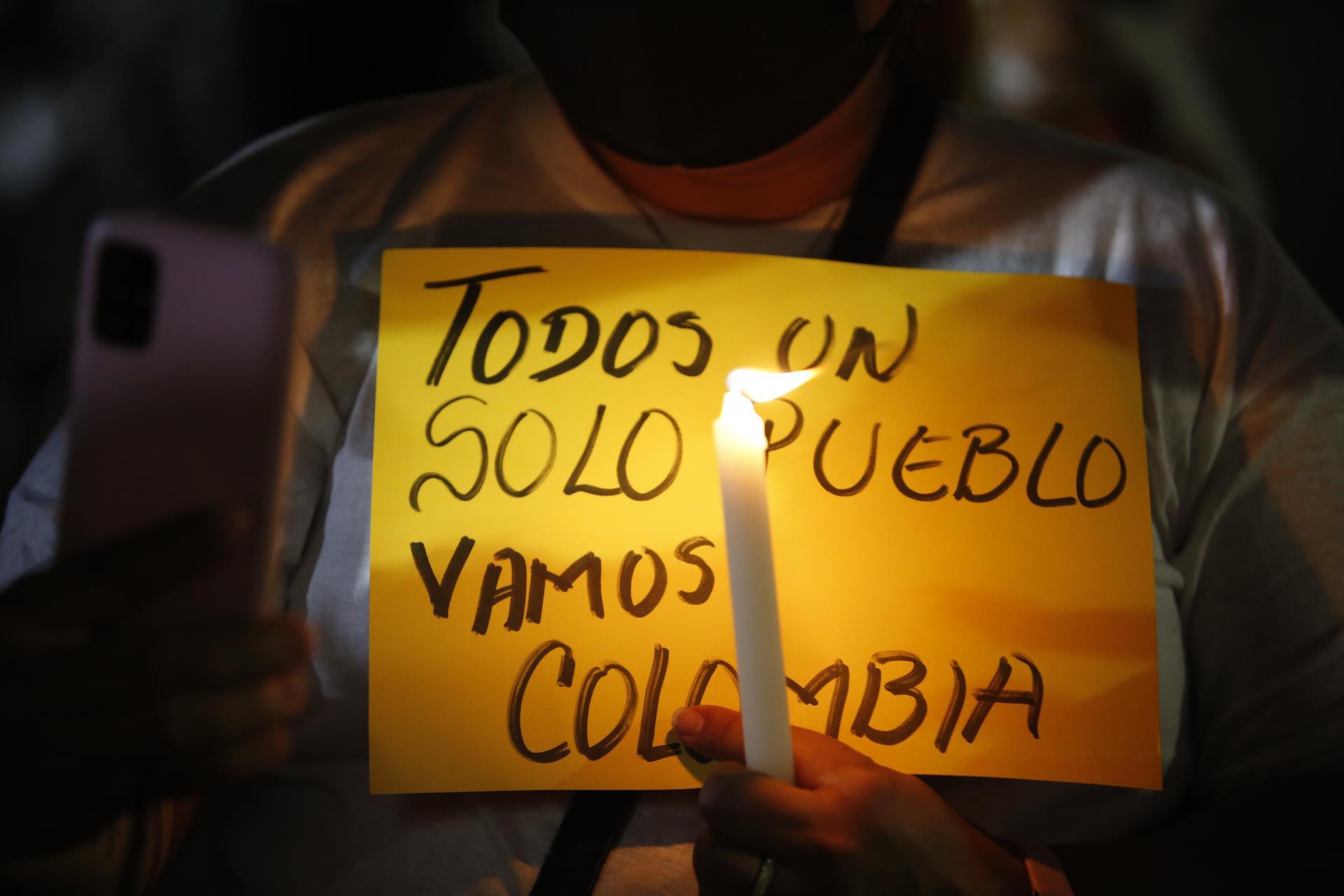 Decenas de colombianos residentes en Panamá se congregaron la noche de este miércoles en un parque de la capital panameña donde encendieron velas para pedir por la paz y la unidad, sin importar bandos, de Colombia, sumido en protestas que han dejado al menos 24 muertos. EFE/ Bienvenido Velasco
