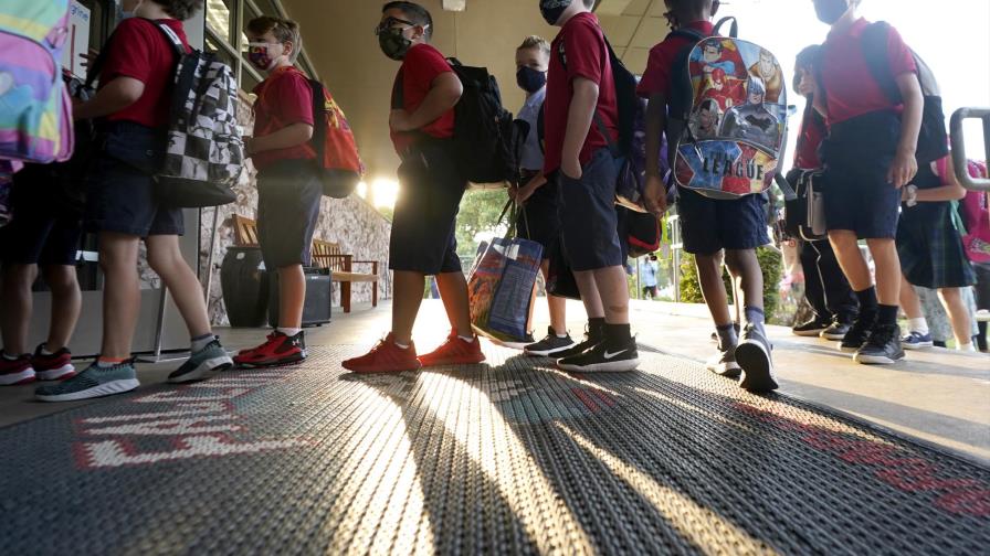EEUU: escuelas se rebelan ante gobernadores por mascarillas