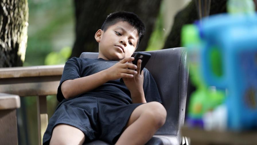 Juez ordena detener expulsión de niños que cruzan frontera