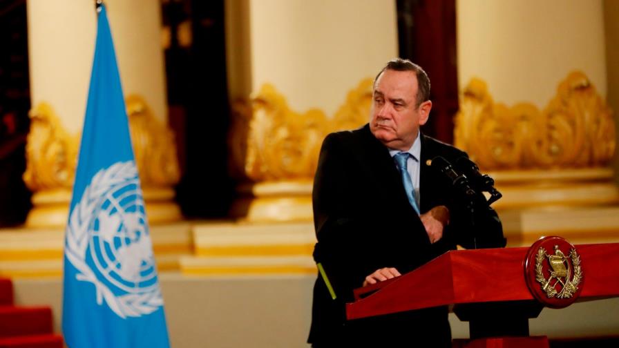 Presidente de Guatemala contrae la COVID-19 pero se encuentra estable