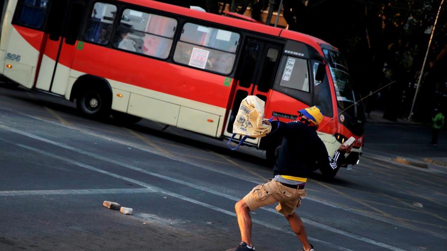 Estudiantes protestan con nuevas evasiones en transporte de Santiago, Chile Estudiantes protestan con nuevas evasiones en transporte de Santiago, Chile