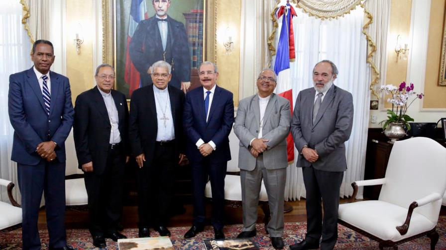 Arzobispo Ozoria sostiene reunión con Danilo Medina