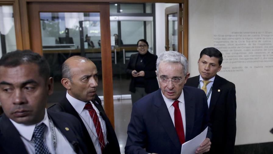 Uribe renuncia al Senado de Colombia mientras es investigado