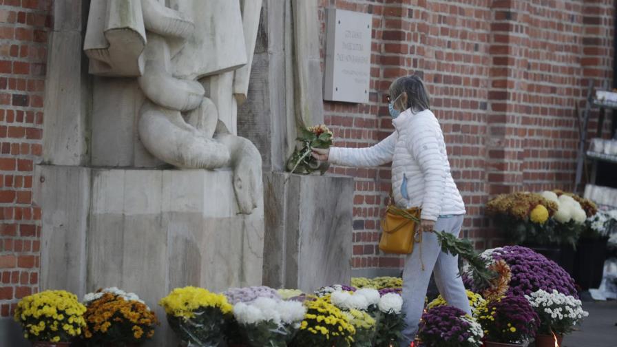 En solidaridad, polacos compran flores a vendedores