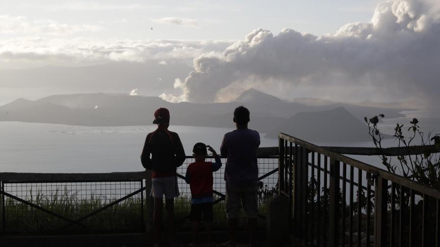 Volcán filipino tiembla y lanza lava a 800 metros de altura