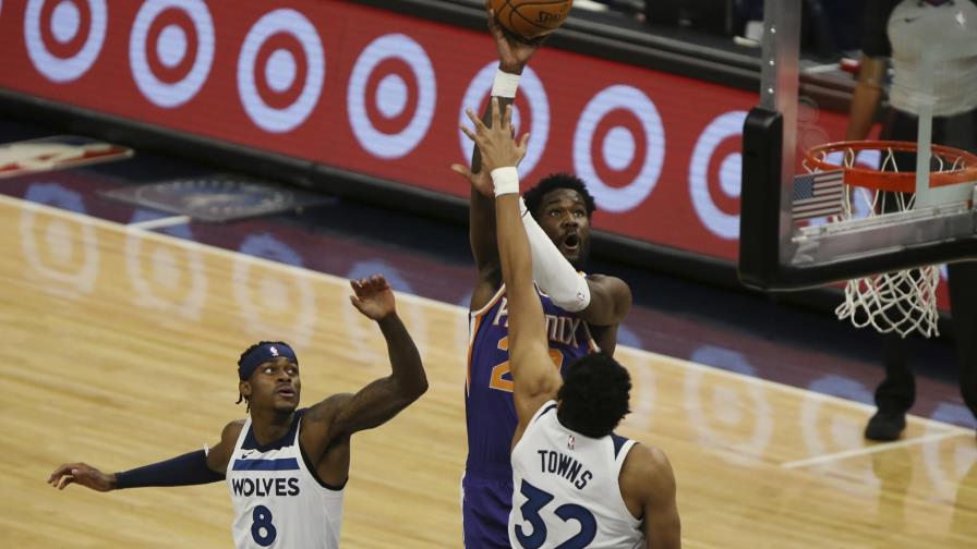 Towns encesta 21 en derrota Wolves