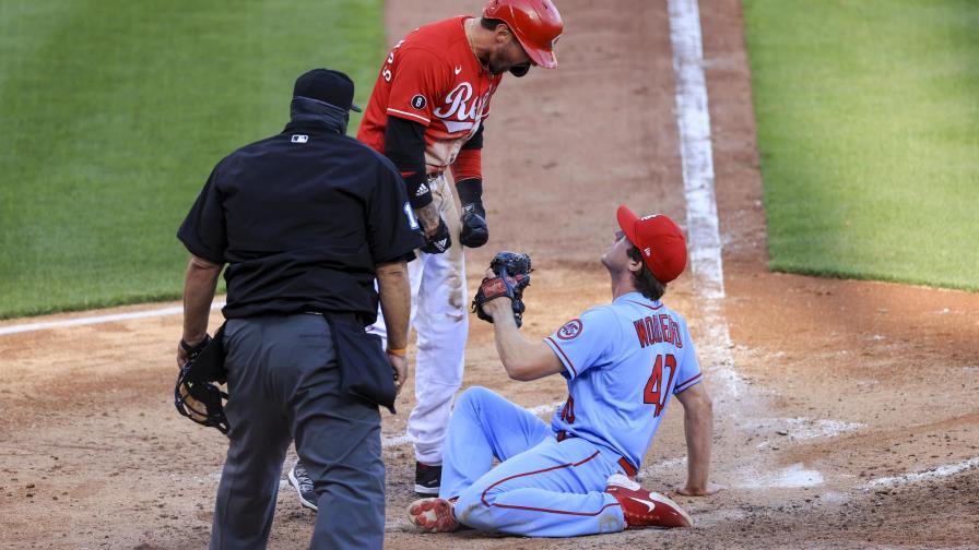 Rojos riñen con Cardenales antes de vencerlos por 9-6