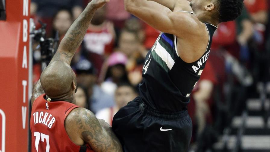 Bucks vence 117-111 a Rockets en debut de Westbrook