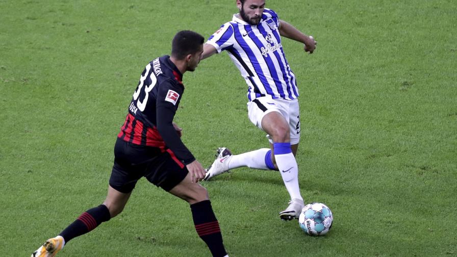 Hertha cae ante Fráncfort en primer duelo con aficionados