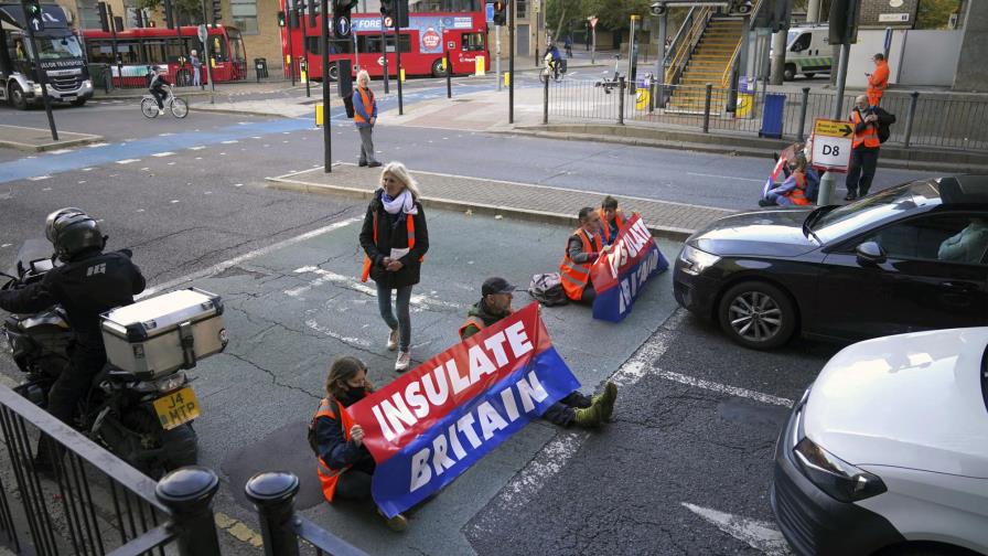 Ambientalistas reanudan cierre de calles en Londres Ambientalistas reanudan cierre de calles en Londres