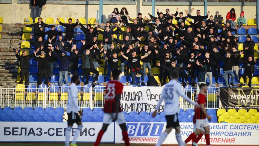 “Mejor morir de pie”: Se sigue jugando fútbol en Bielorrusia