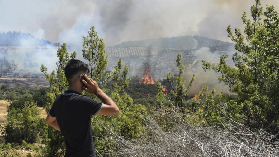 Enormes incendios causan estragos en Turquía