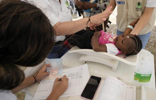 Niños migrantes zarpan de Colombia para enfrentar el Darién