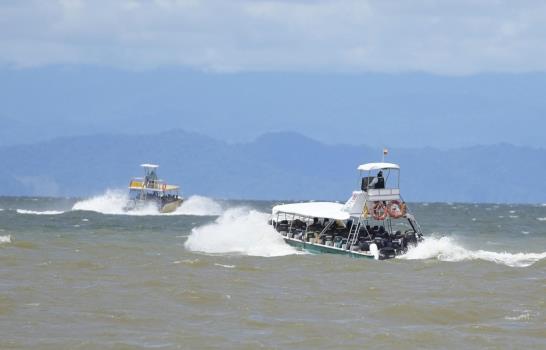 Niños migrantes zarpan de Colombia para enfrentar el Darién