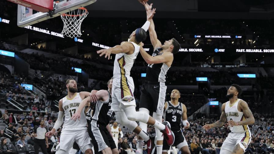Spurs vencen 112-97 a Pelicans con doble doble de Poeltl