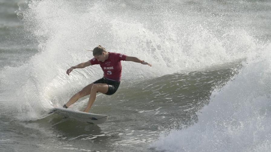 Favoritos caen, tormenta cercana mejora las olas en surf