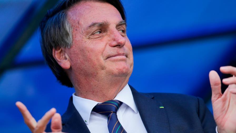 Piden indagar a Bolsonaro al vincular vacuna COVID-19 y sida