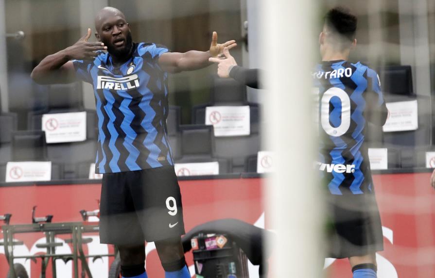 Inter amansa 3-0 al Milan en el clásico