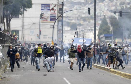 Indígenas ecuatorianos protestan; presidente pide diálogo