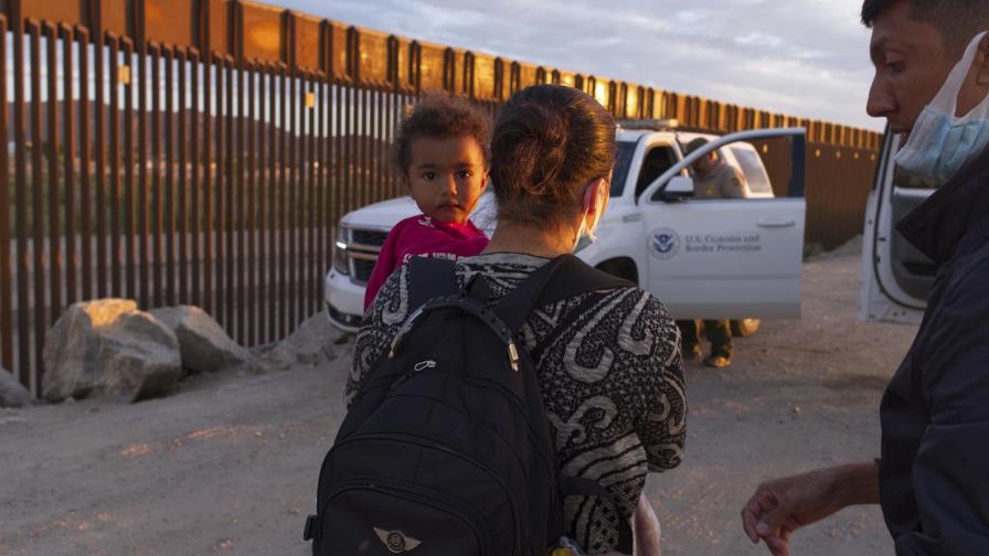 Aumentan los encuentros con migrantes en EEUU pese al calor