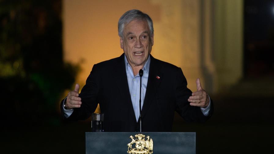 Piñera se autodenuncia por pasear y tomarse fotos sin mascarilla en playa de Chile Piñera se autodenuncia por pasear y tomarse fotos sin mascarilla en playa de Chile
