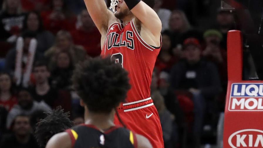 LaVine anota 42 y Chicago remonta para vencer a Cavs