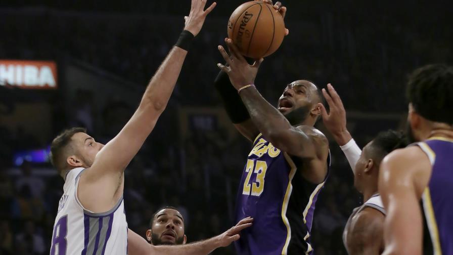 Lakers ganan a Kings 99-97 con tapón de Davis sobre bocina