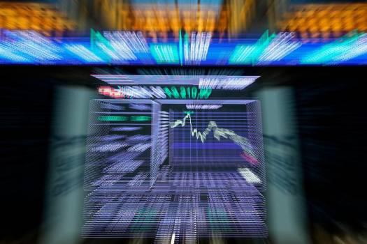 Wall Street abre verde y Dow gana 200 puntos por medidas contra COVID-19