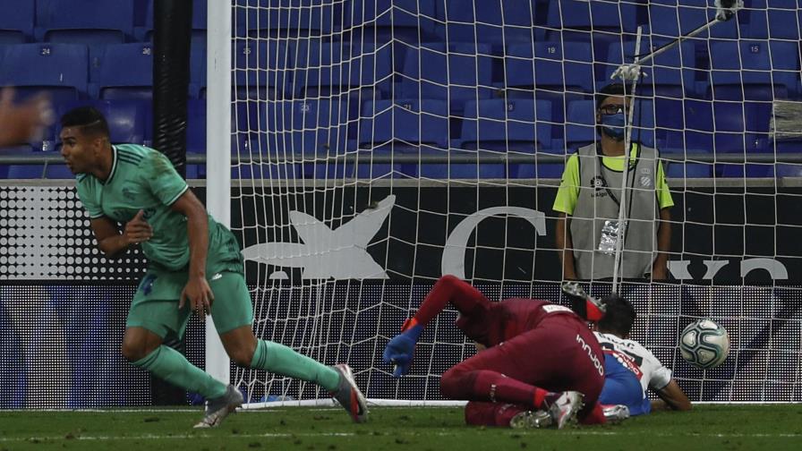 Magia de Benzema aleja al Real Madrid del Barcelona Magia de Benzema aleja al Real Madrid del Barcelona