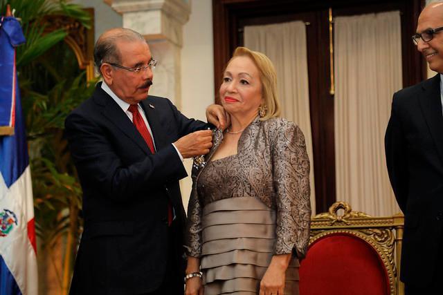El presidente Medina reconoce mediante decreto a directora de Zonas Francas 