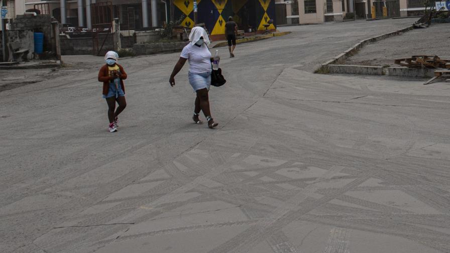 Volcán en isla del Caribe lanza enorme cantidad de cenizas