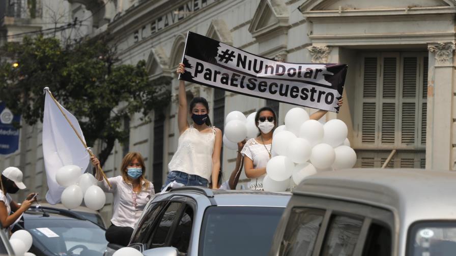 Exigen en caravana liberación de secuestrados en Paraguay