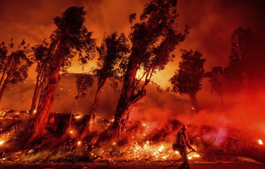 California deroga evacuaciones tras incendios