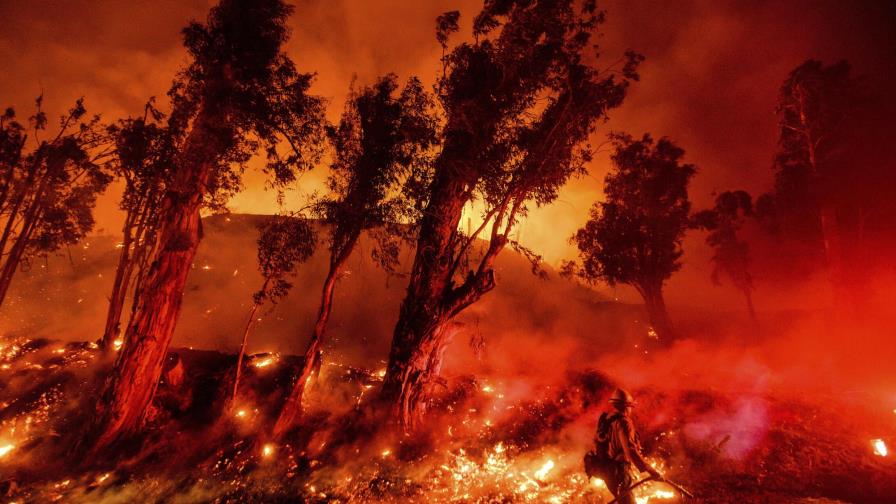 California deroga evacuaciones tras incendios
